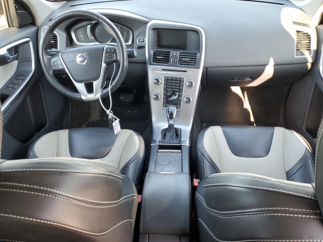 2017 Volvo XC60 - Image 8