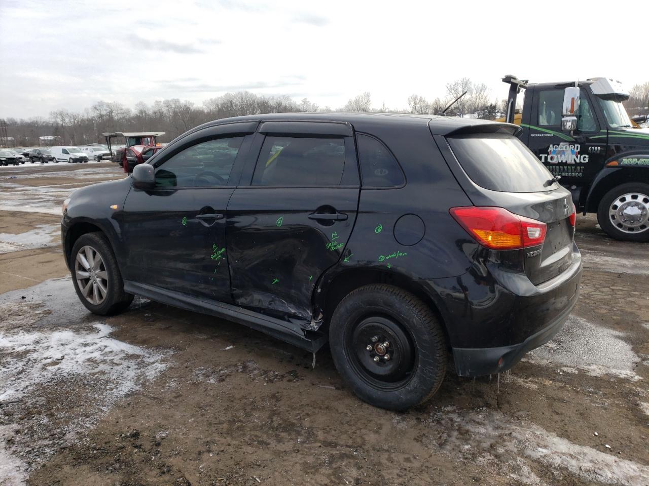 2015 Mitsubishi Outlander - Image 2
