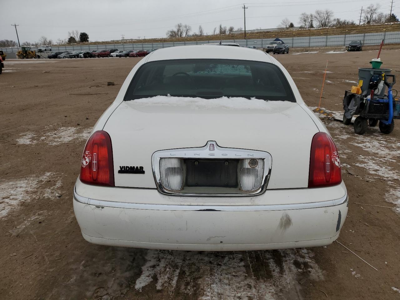2001 Lincoln Town Car - Image 6