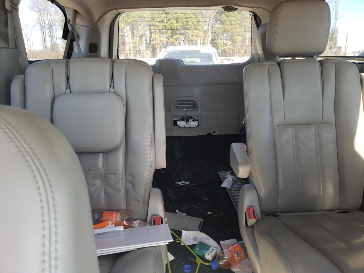 2011 Chrysler Town & Country - Image 10