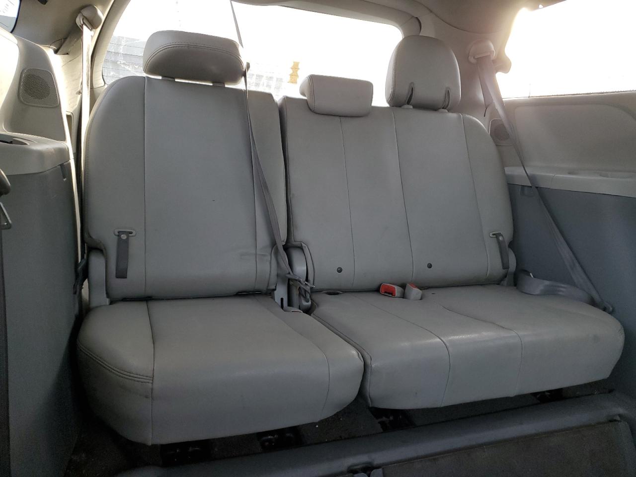 2011 Toyota Sienna - Image 11