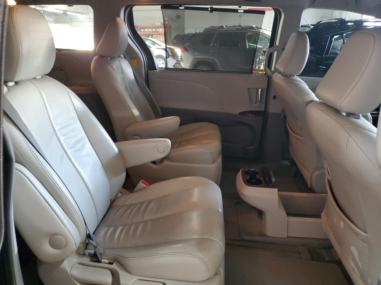 2014 Toyota Sienna - Image 11