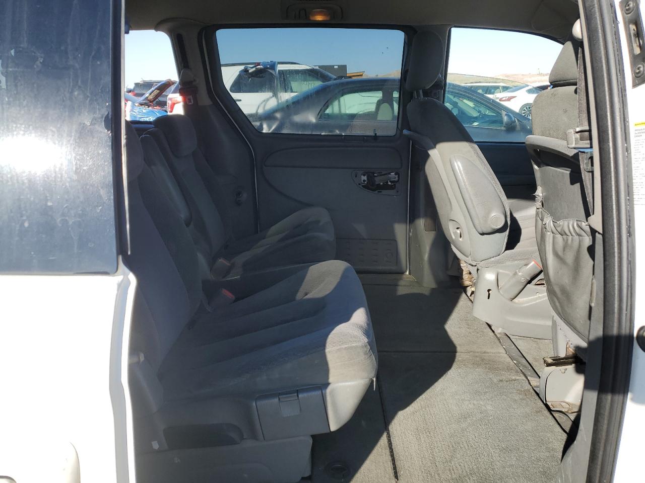 2005 Dodge Caravan - Image 11