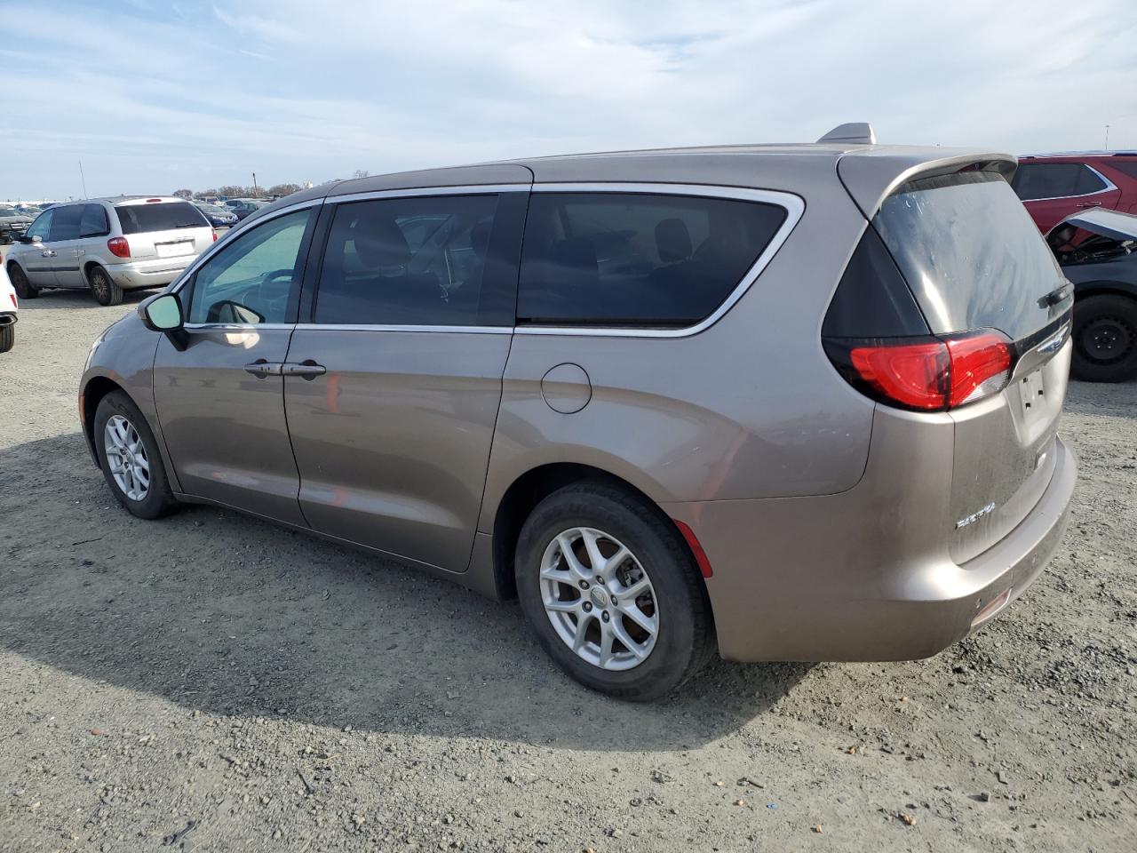 2018 Chrysler Pacifica - Image 2