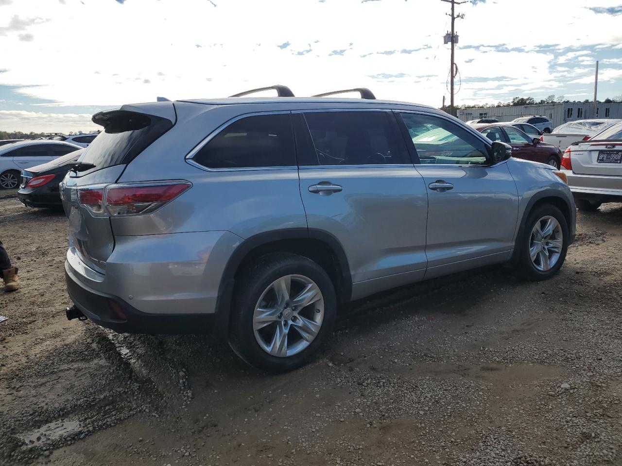 2015 Toyota Highlander - Image 3