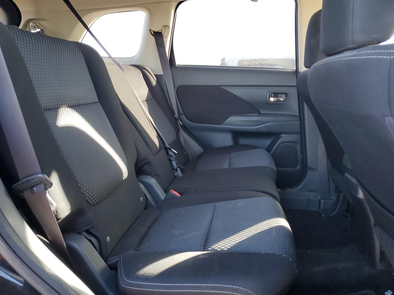 2017 Mitsubishi Outlander - Image 11