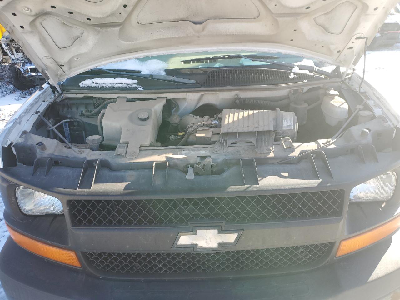 2005 Chevrolet Express - Image 12