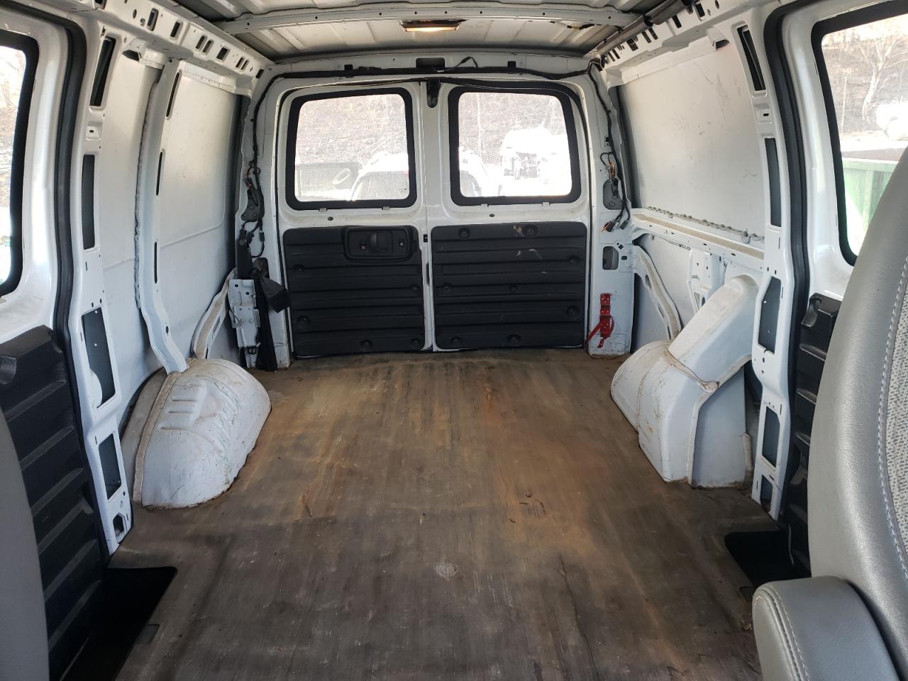 2014 Chevrolet Express - Image 10