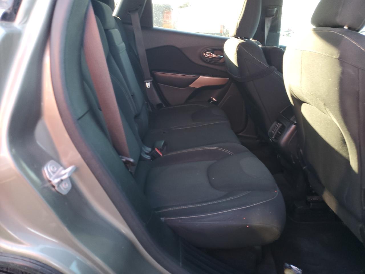 2017 Jeep Grand Cherokee - Image 11