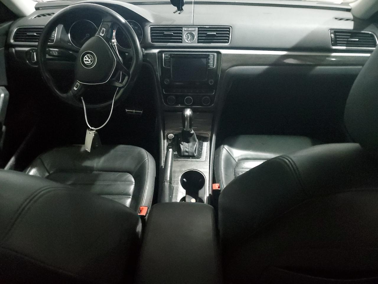 2016 Volkswagen Passat - Image 8