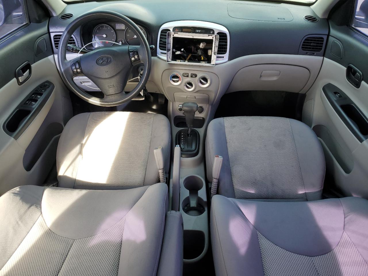 2010 Hyundai Accent - Image 8