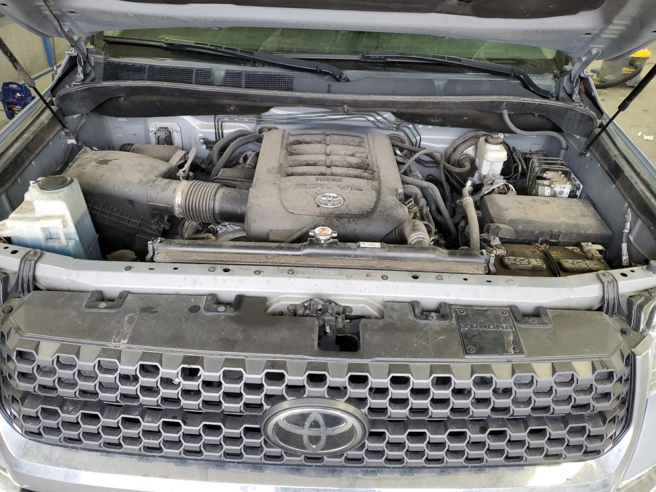 VIN 5TFDY5F12JX687174 2018 TOYOTA TUNDRA no.11