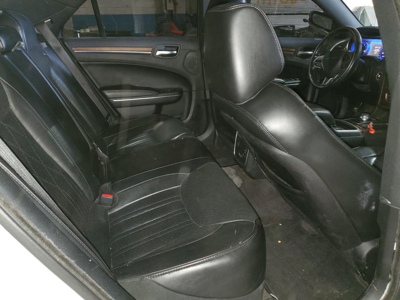 2017 Chrysler 300 - Image 10