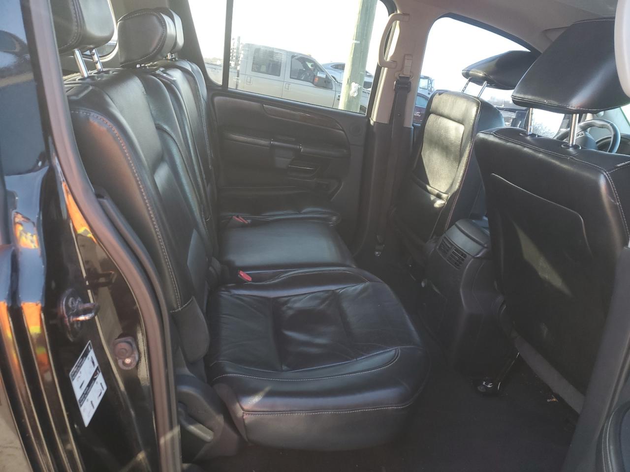 2015 Nissan Armada - Image 11