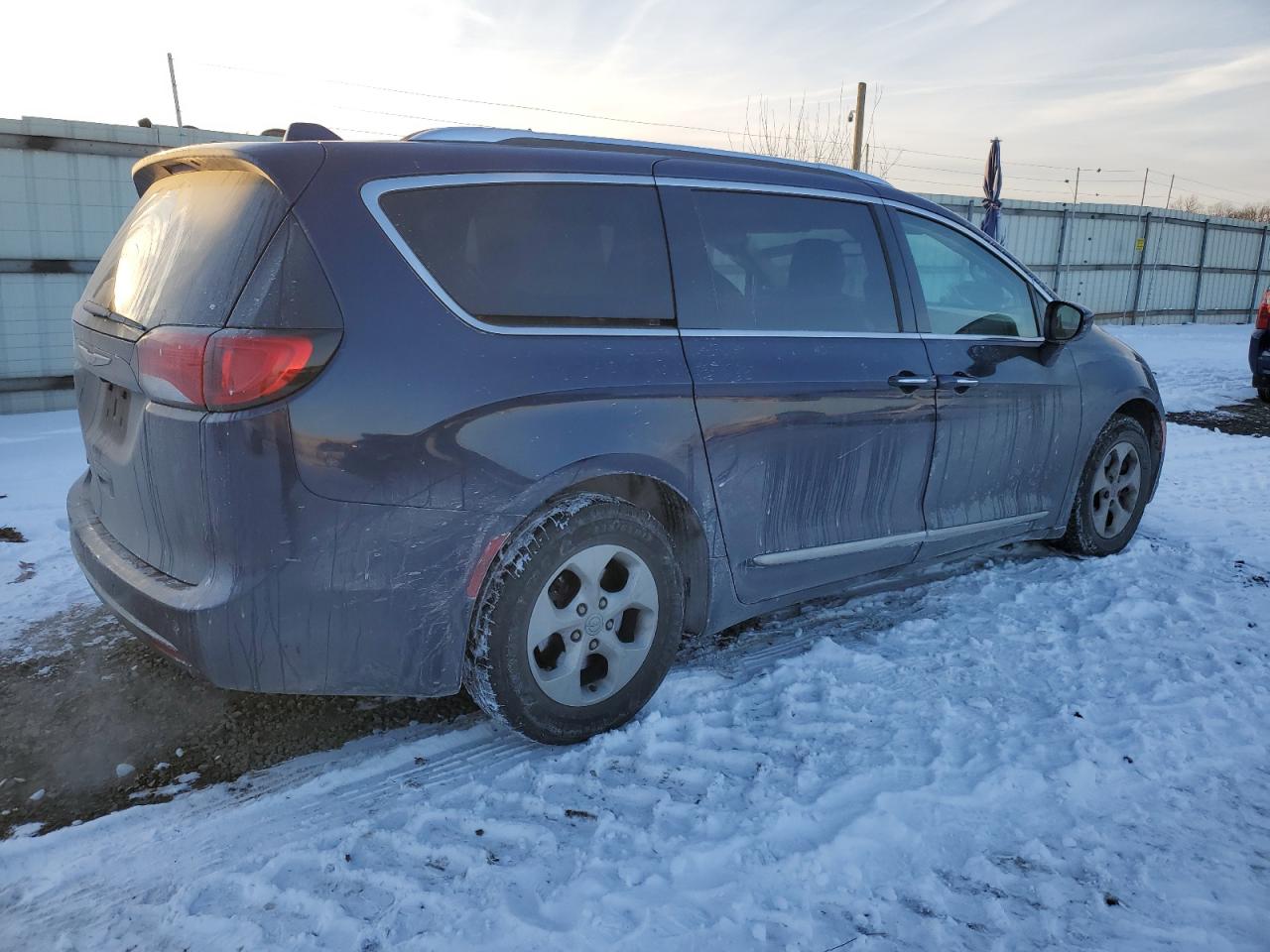 2017 Chrysler Pacifica - Image 3
