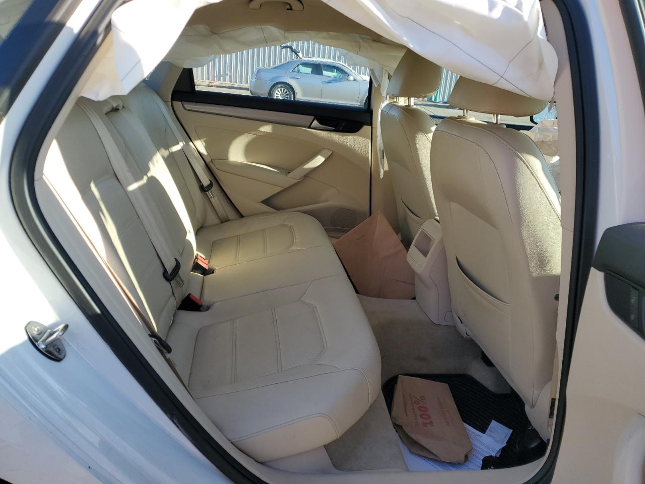 2015 Volkswagen Passat - Image 10