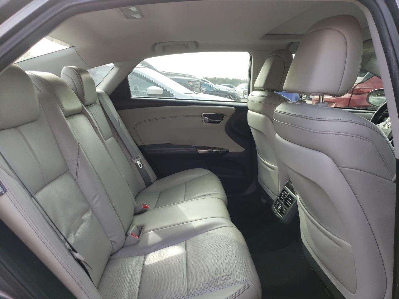 2013 Toyota Avalon - Image 10