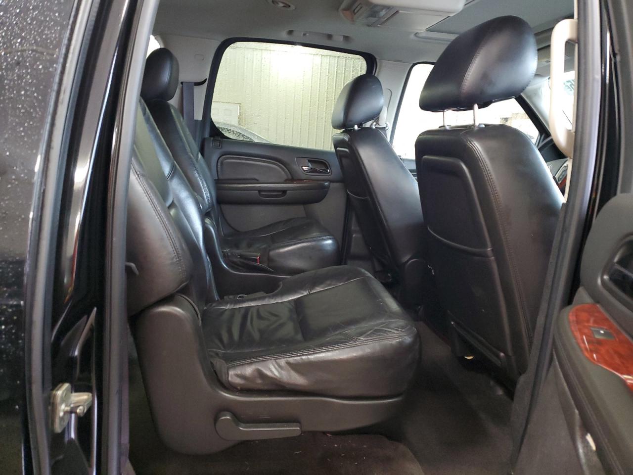 2011 Cadillac Escalade - Image 11