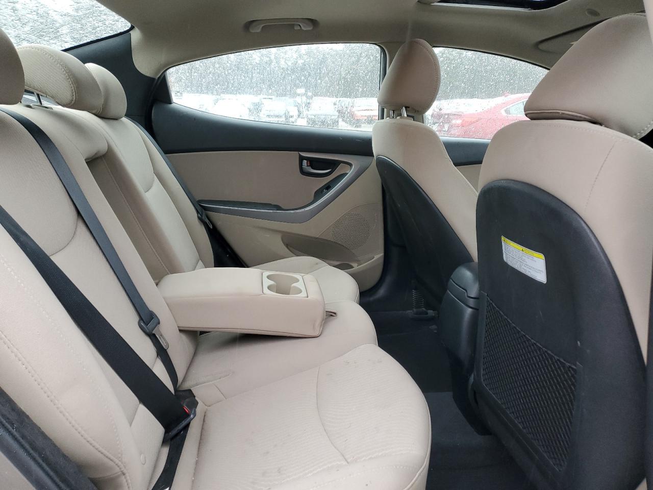 2016 Hyundai Elantra - Image 10