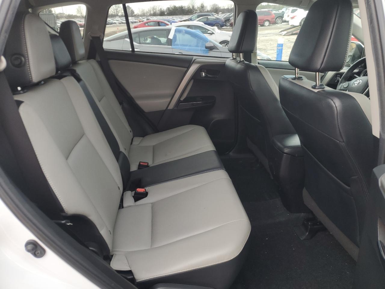 2018 Toyota RAV 4 - Image 11