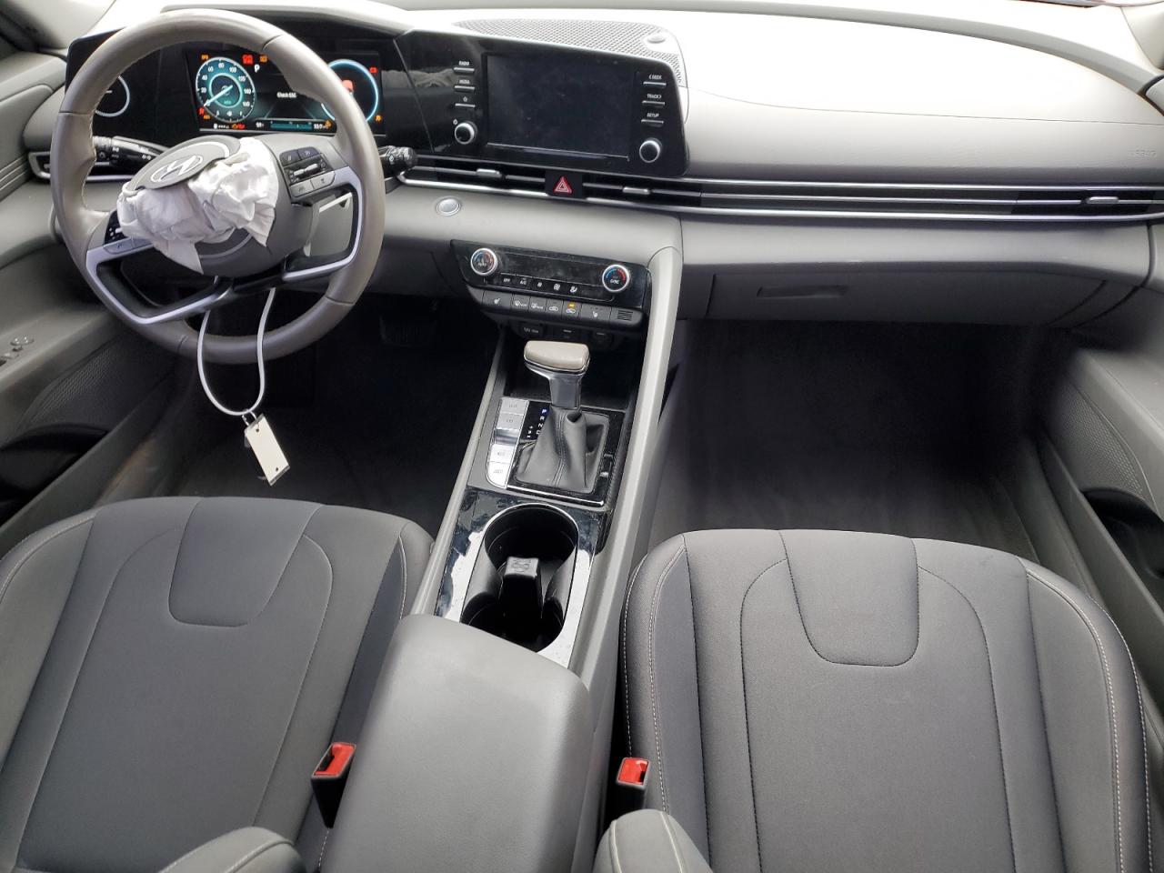 2022 Hyundai Elantra - Image 8