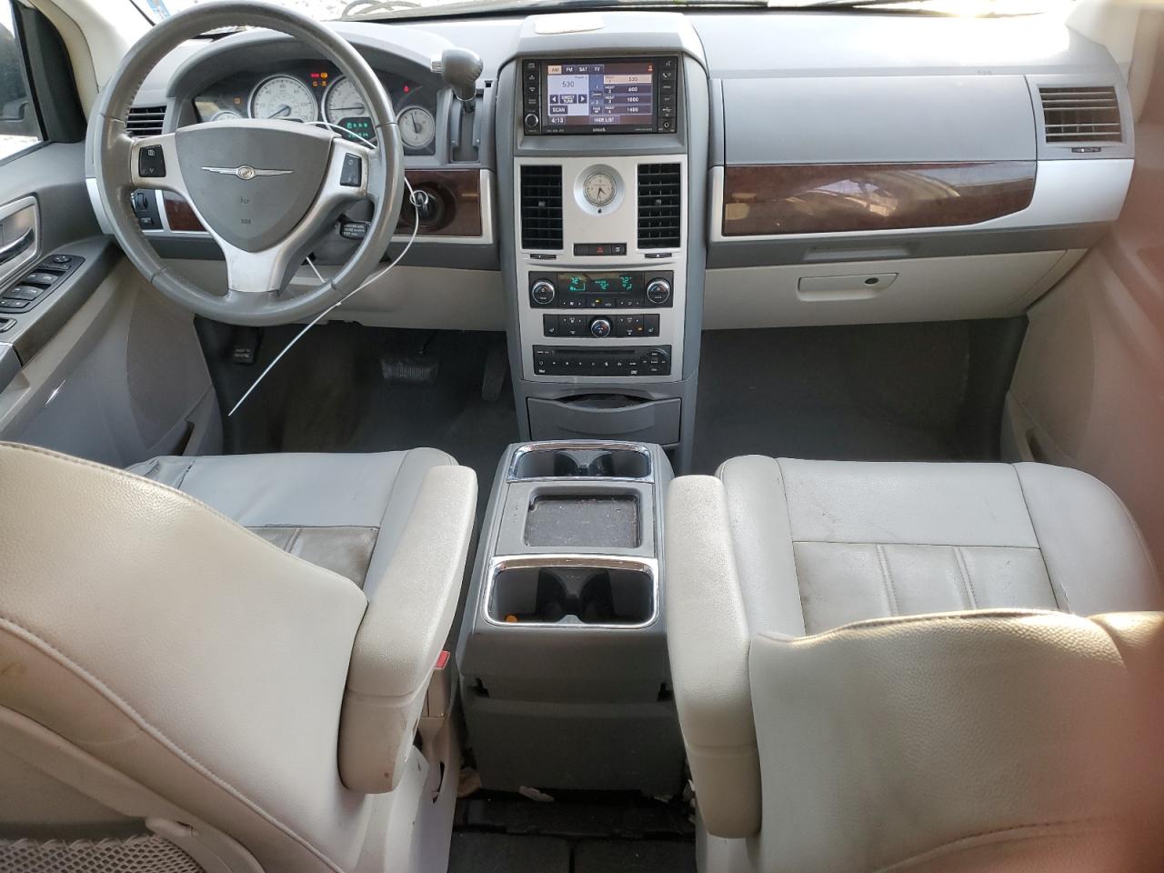2010 Chrysler Town & Country - Image 8