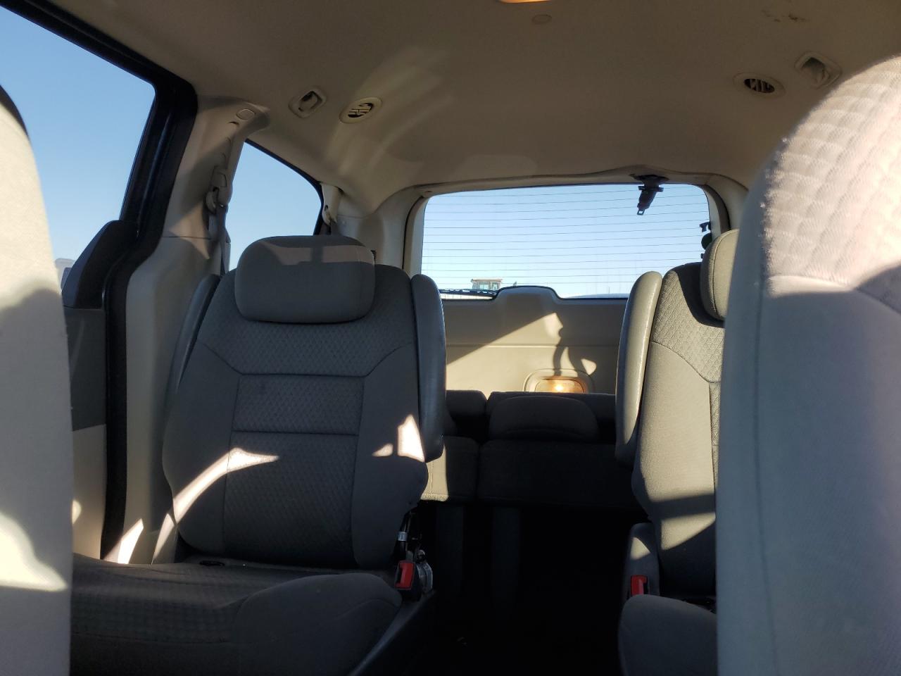 2010 Dodge Caravan - Image 10