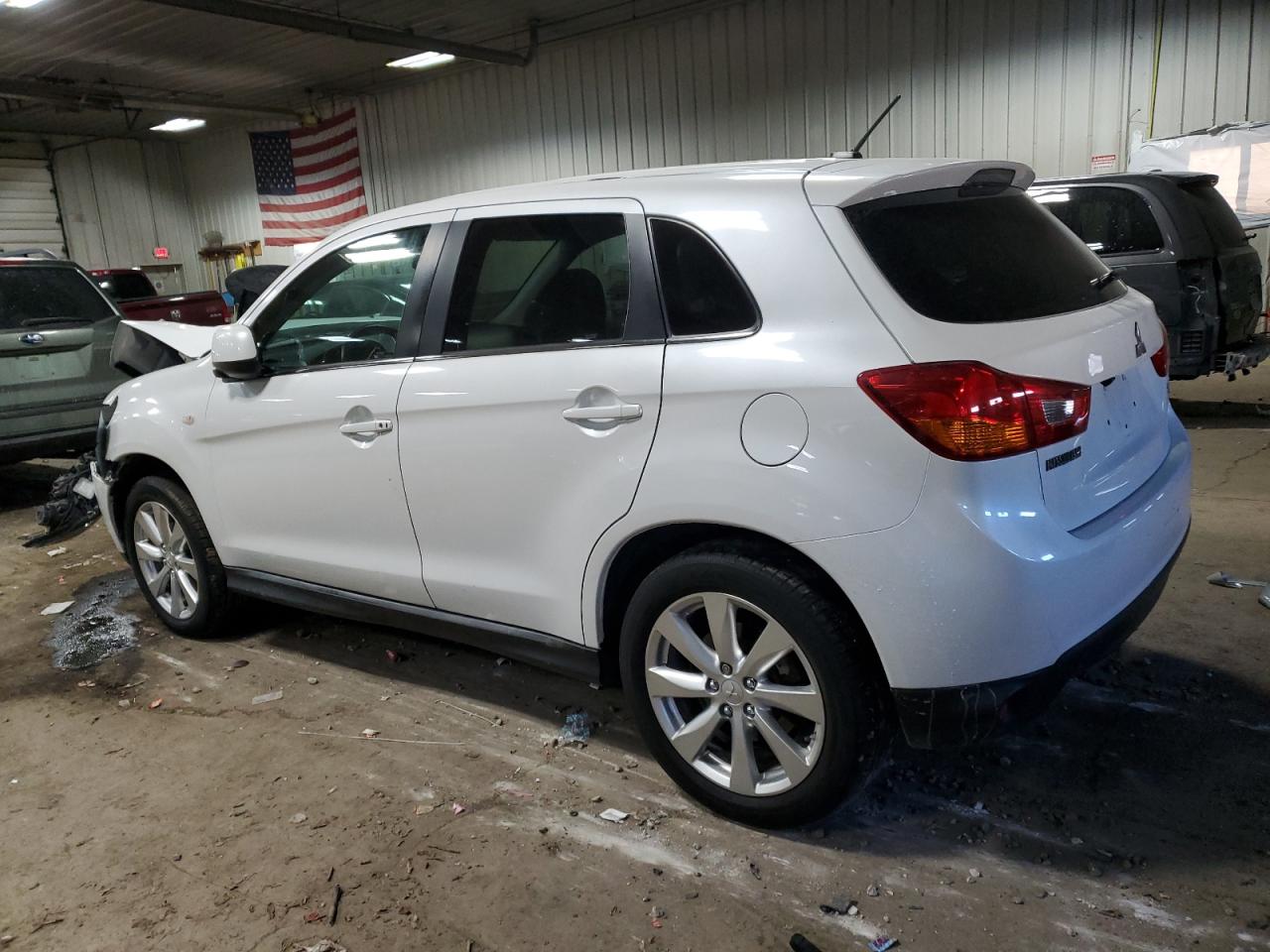 2015 Mitsubishi Outlander - Image 2