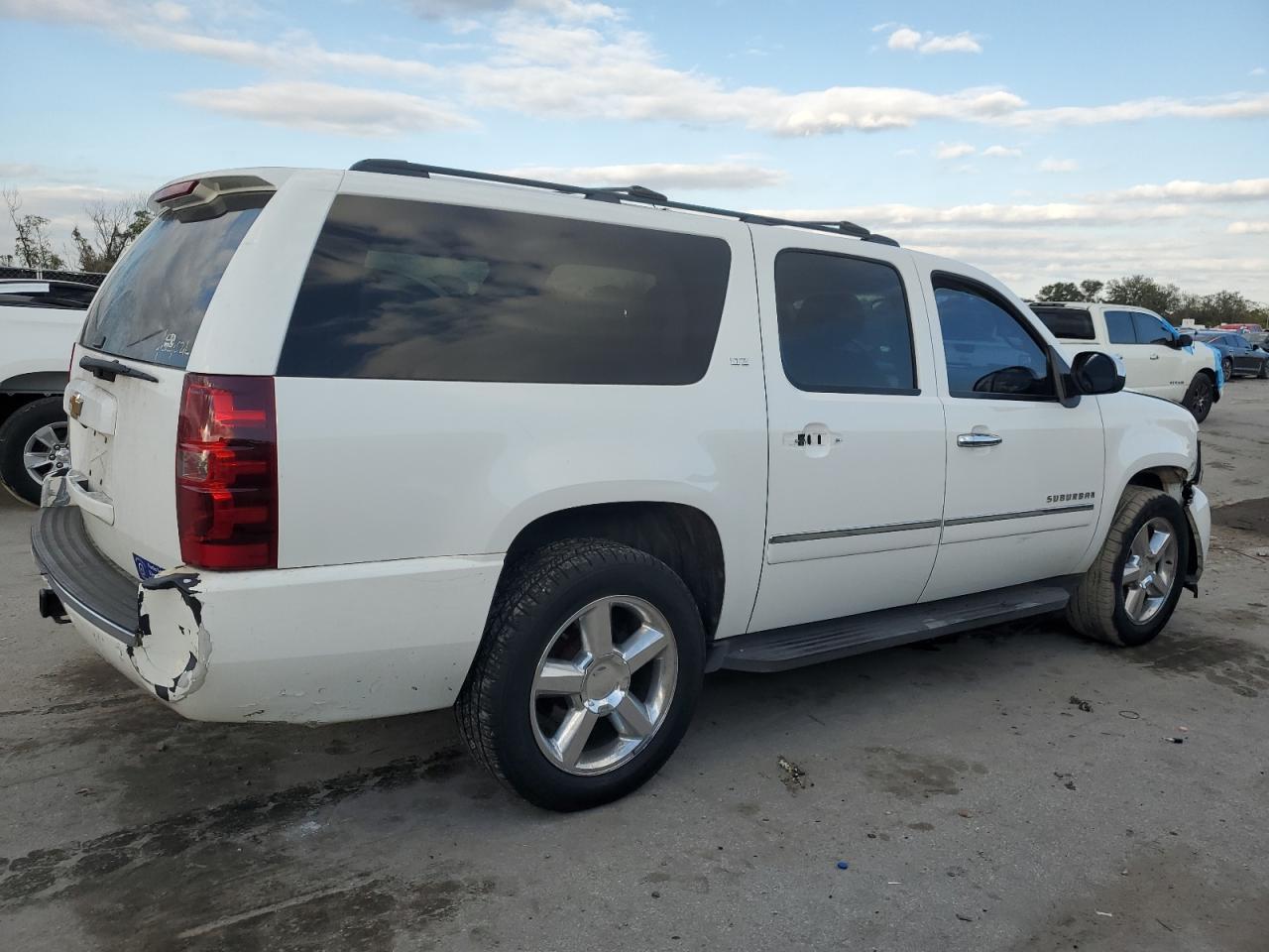 VIN 1GNSKKE76DR177715 2013 CHEVROLET SUBURBAN no.3