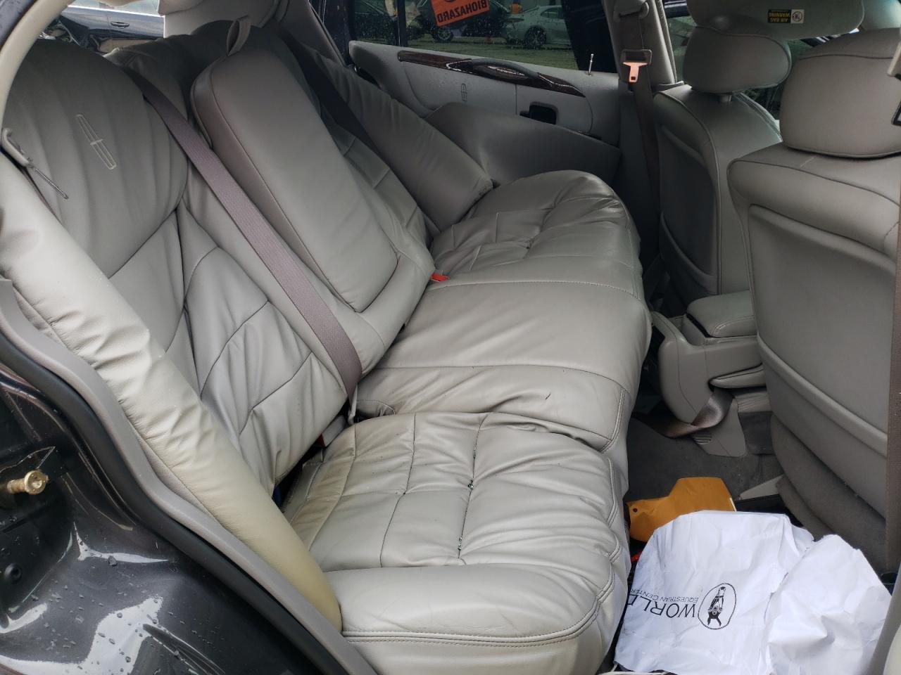 2002 Lincoln Town Car - Image 10