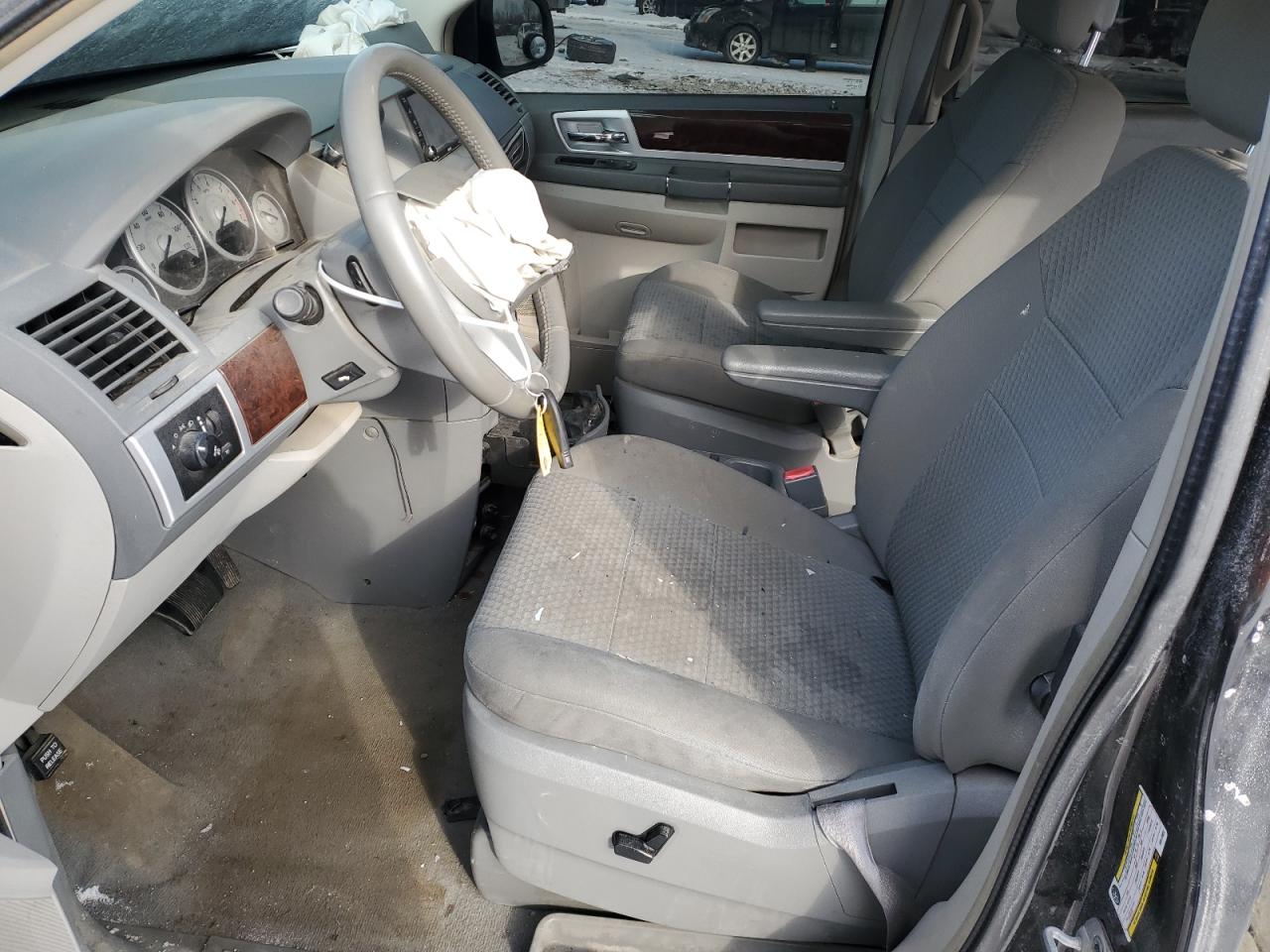 2010 Chrysler Town & Country - Image 7