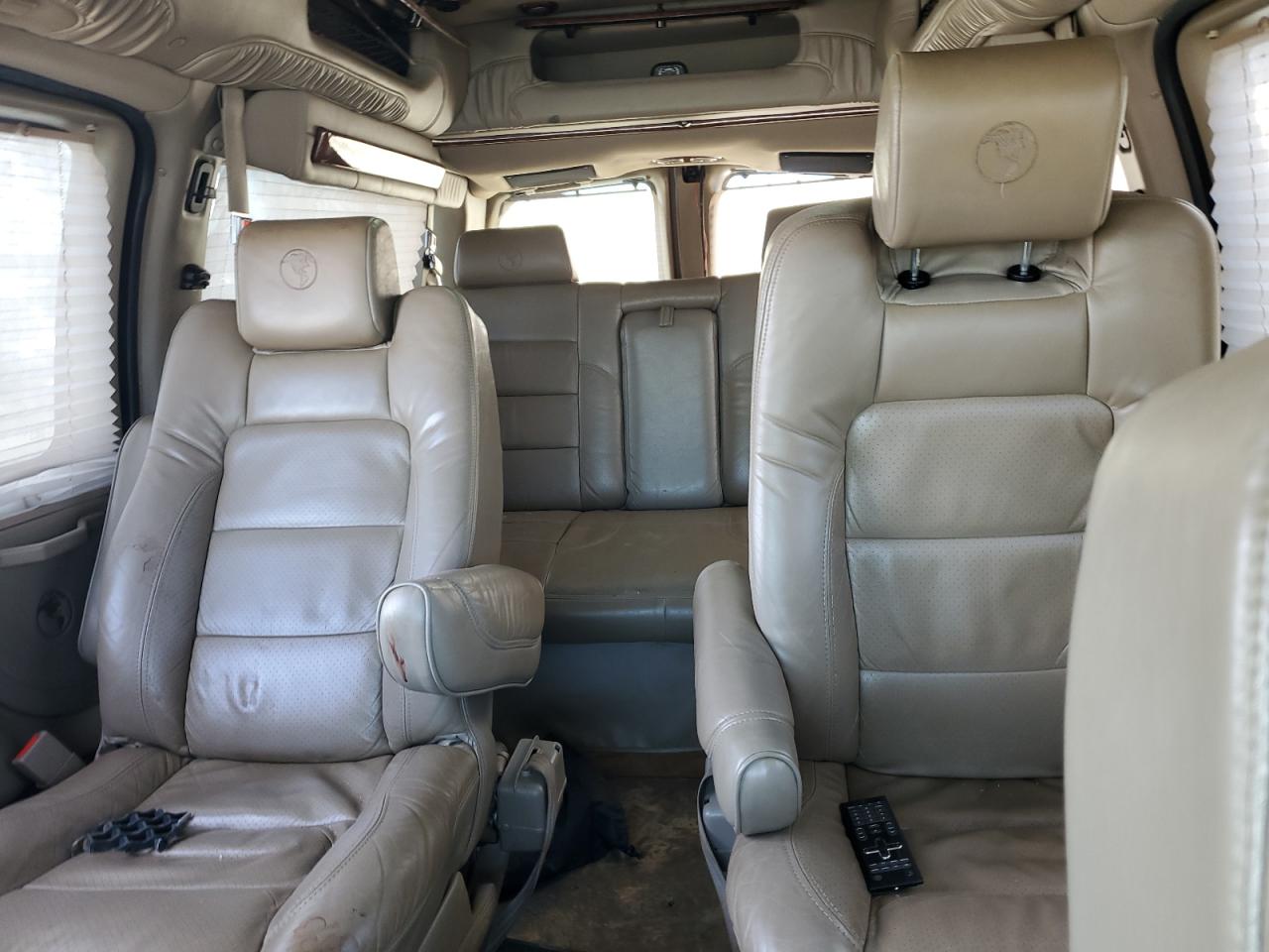 2011 Chevrolet Express - Image 10
