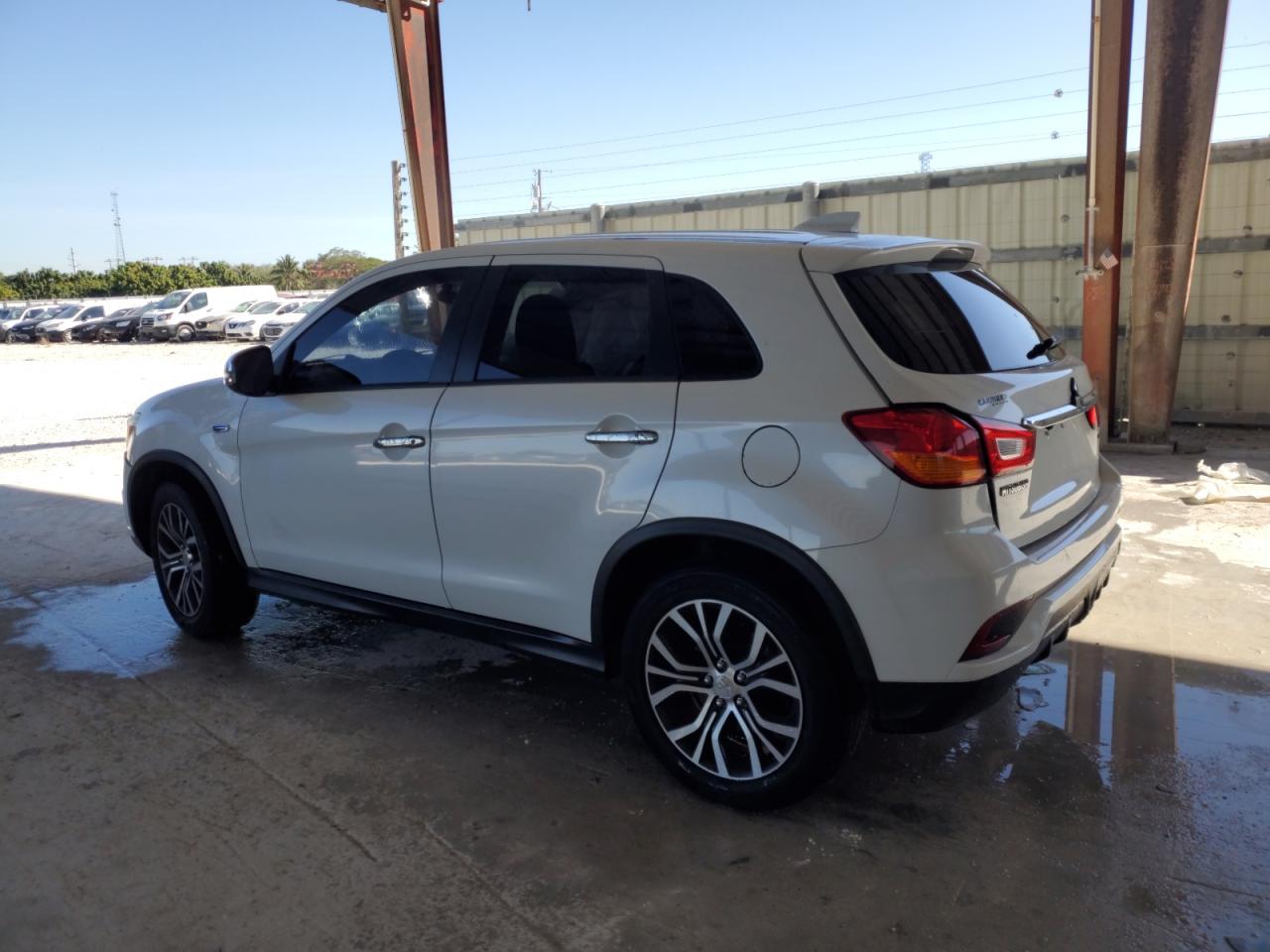 2018 Mitsubishi Outlander - Image 2