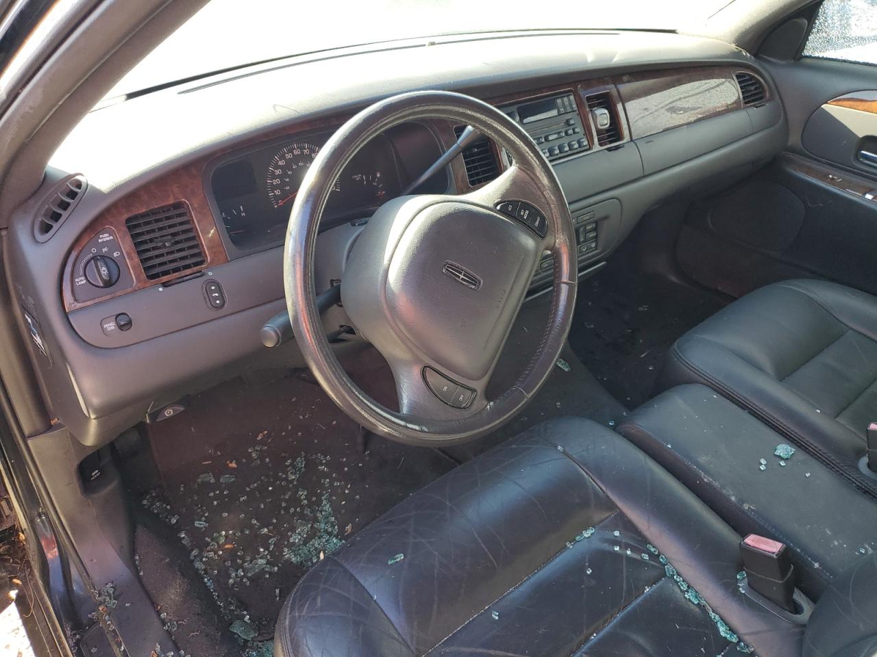 2001 Lincoln Town Car - Image 8