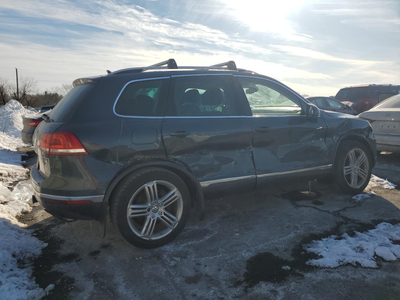 2016 Volkswagen Touareg - Image 3