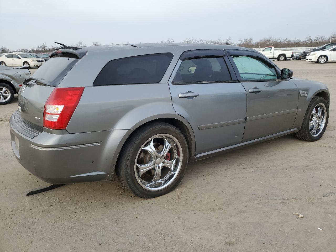 2005 Dodge Magnum - Image 3