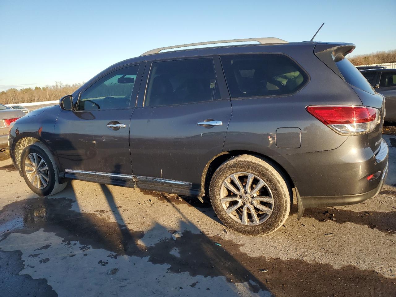2014 Nissan Pathfinder - Image 2