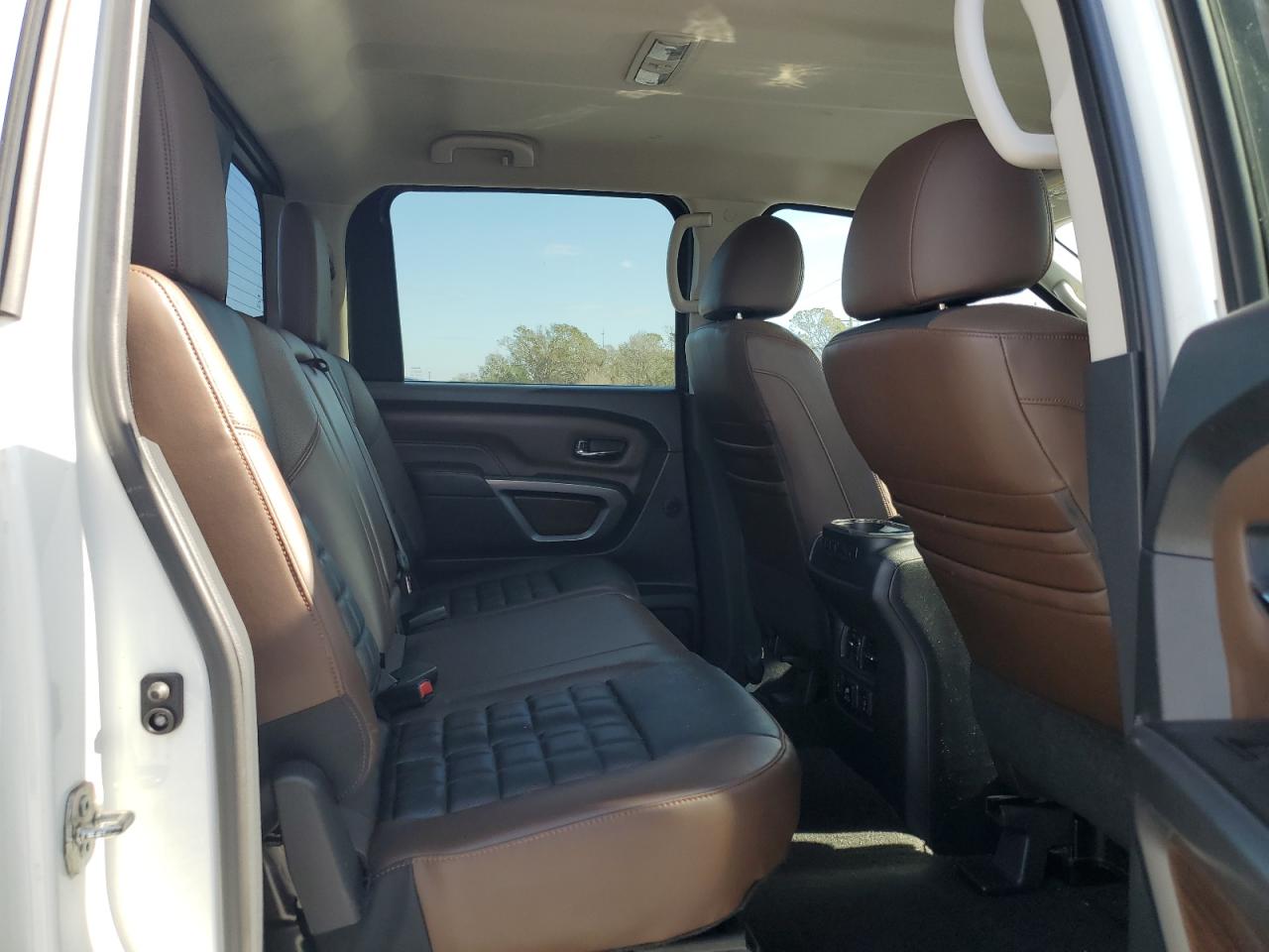 2018 Nissan Titan - Image 10