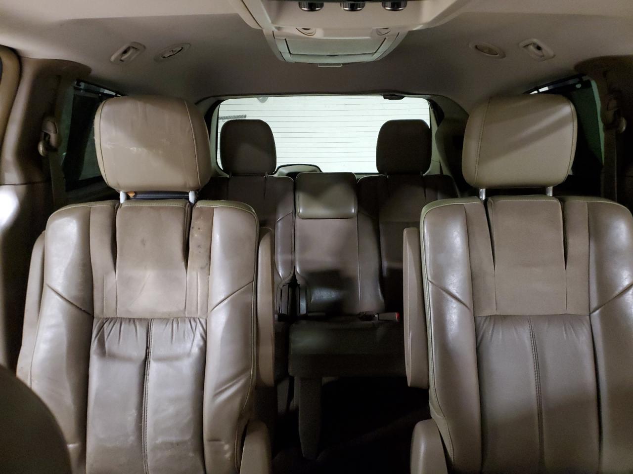 2011 Chrysler Town & Country - Image 10