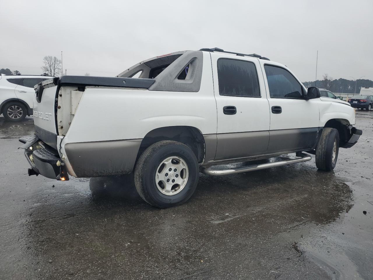 2004 Chevrolet Avalanche - Image 3