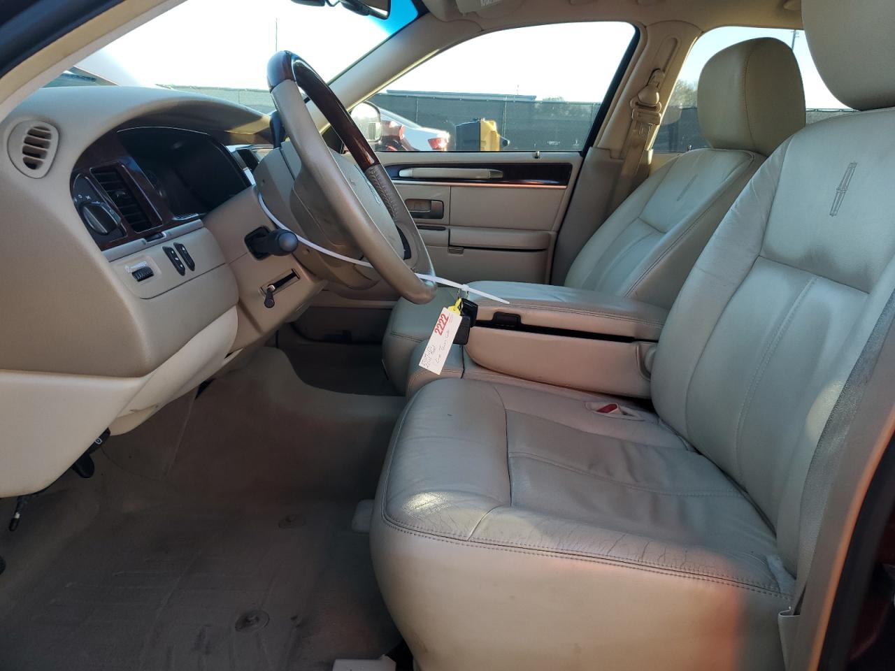 2011 Lincoln Town Car - Image 7