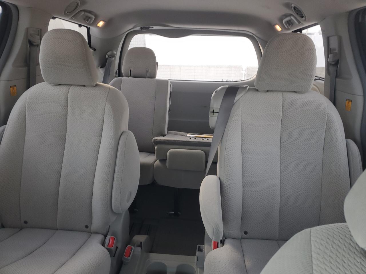 2011 Toyota Sienna - Image 10