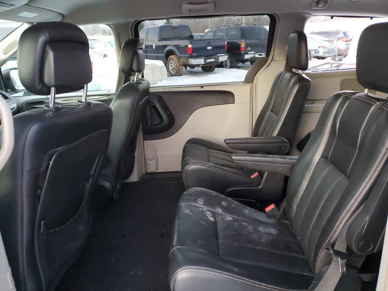 2011 Chrysler Town & Country - Image 11