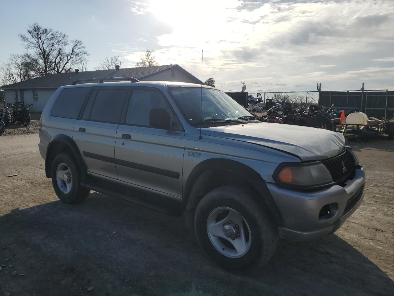 2001 Mitsubishi Montero - Image 4