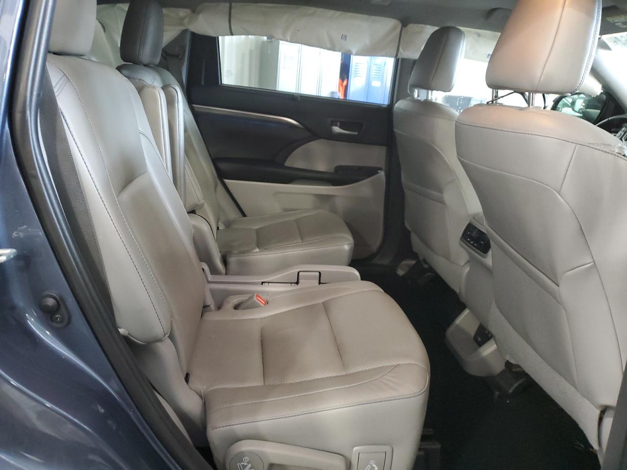 2019 Toyota Highlander - Image 11