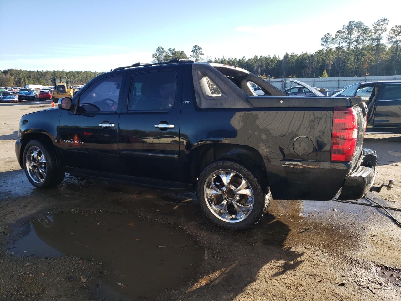 2007 Chevrolet Avalanche - Image 2
