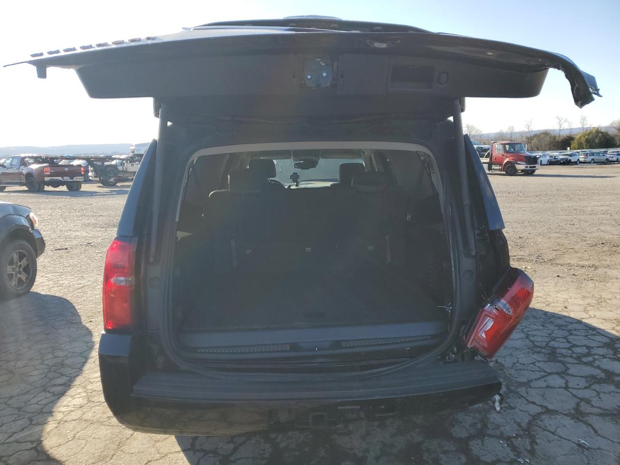 2018 Chevrolet Suburban C1500 Lt VIN: 1GNSCHKC7JR391108 Lot: 88301875