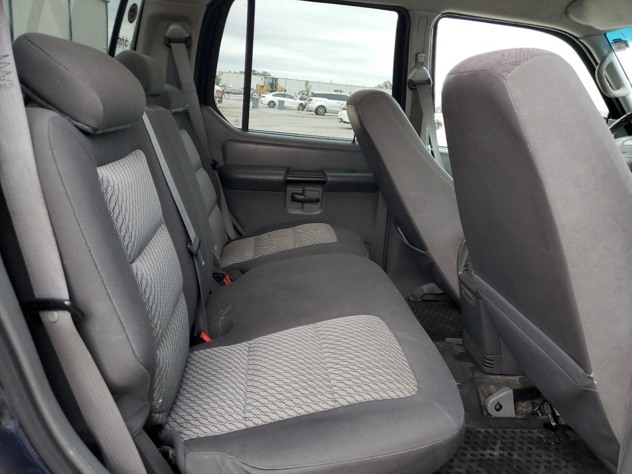 2004 Ford Explorer - Image 10