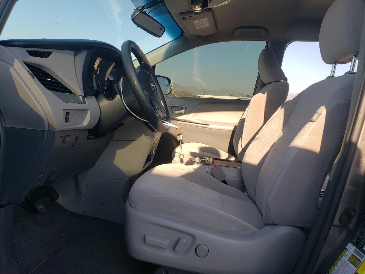 2017 Toyota Sienna - Image 7
