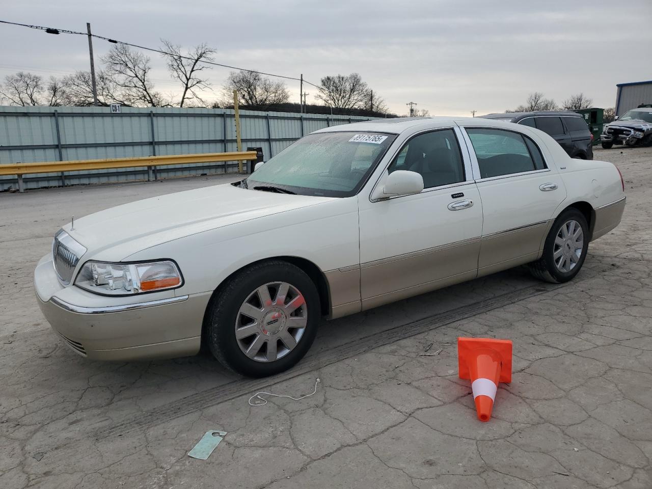 2005 Lincoln Town Car - Image 1
